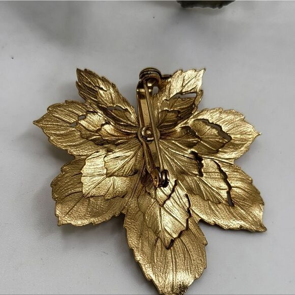 "5/$25" Vintage Gold Leaf Brooch Pin - Picture 4 of 6